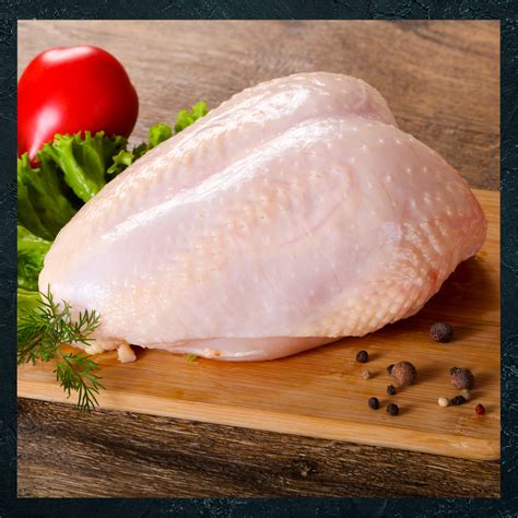 Pechuga de pollo con hueso cociéndose