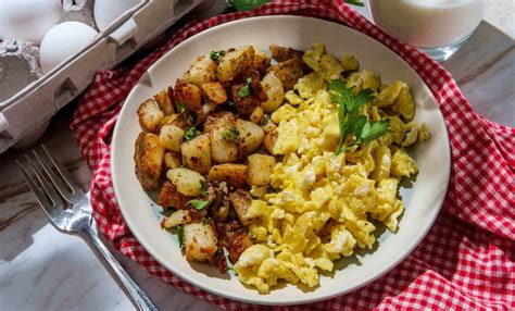 Papas y huevos cociéndose
