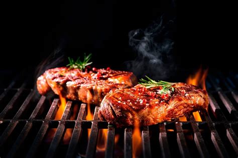 fotografía de sobrecostilla asándose en una parrilla, mostrando el sellado y el humo