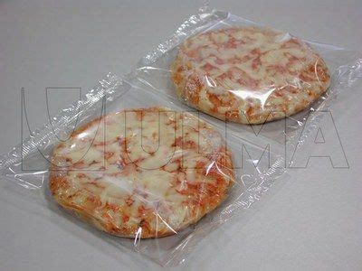Imagen de un equipo probando una pizza envasada para entrega