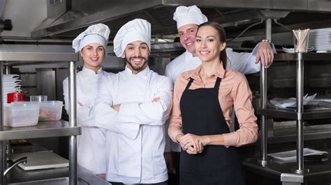 Foto de personal de restaurante entrenando en preparación de pedidos para entrega