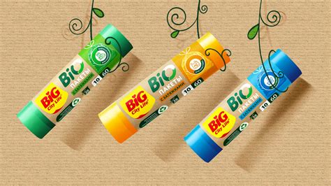 Коллаж из упаковок различных замороженных шоколадных продуктов