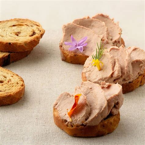 Patés variados en pequeños cuencos con tostadas