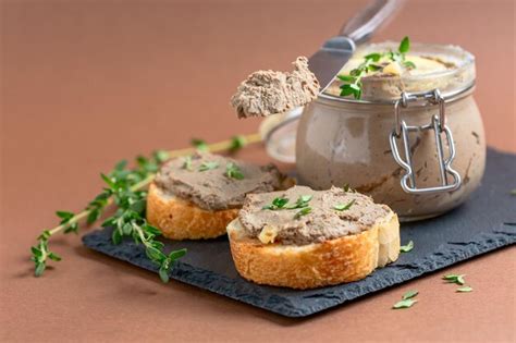 Paté de foie a la sal en rebanadas con tostadas