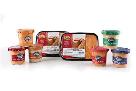 Variedad de patés de pescado en tarros