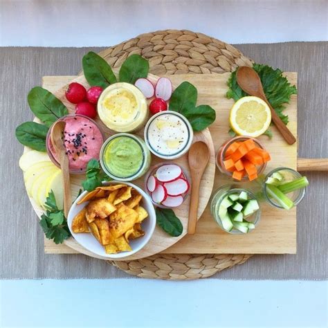 Tabla de patés vegetales coloridos con crudités