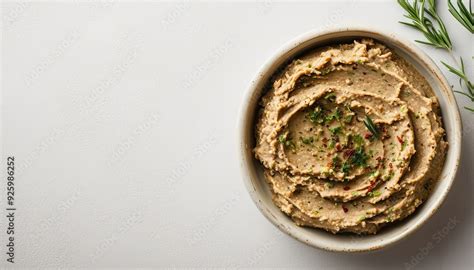 Paté vegetal cremoso en un bol con hierbas frescas