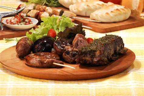 Plato de asado servido en brasero, típico de la parrilla argentina