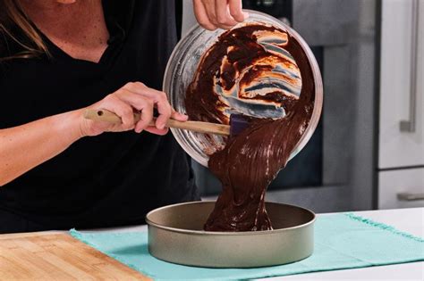 Masa de torta de chocolate cruda siendo extendida sobre papel de horno
