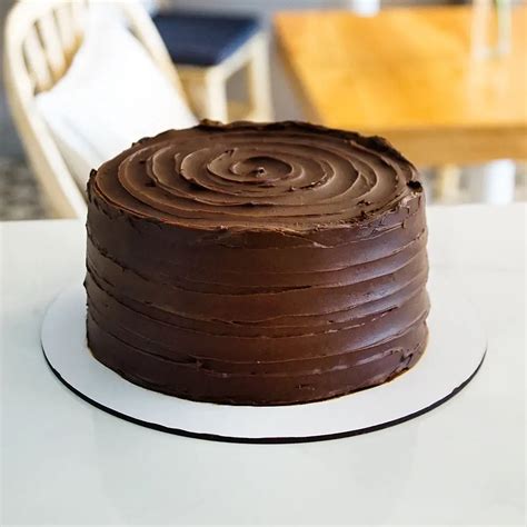 Ganache de chocolate brillante cubriendo una torta