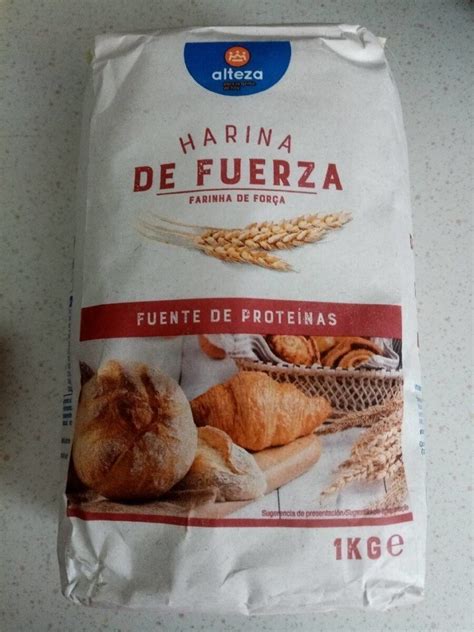 Infografía comparativa de harinas de trigo: fuerza vs. repostería vs. todo uso, destacando contenido de proteína y usos recomendados.