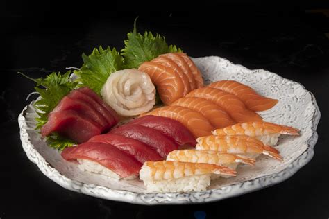 Plato de sashimi variado con diferentes tipos de pescado