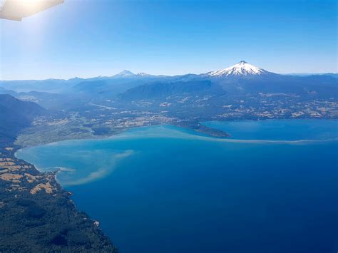 Paisaje general de Villarrica con el lago y el volcán, enfatizando la belleza natural y la conexión con el entorno