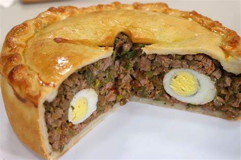 Fotografía de un pastel de carne individual recién horneado