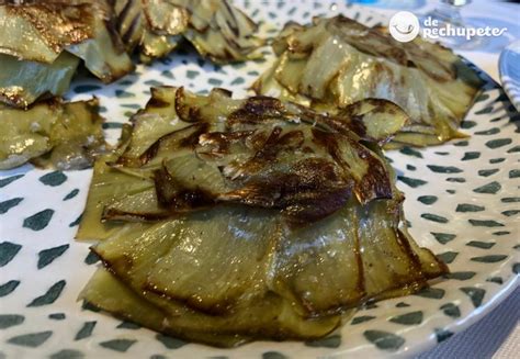 Foto sugerida de alcachofas abiertas en forma de flor después de asarlas en el horno.