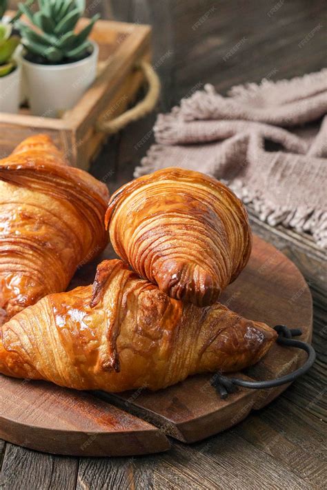 Fotografía profesional de croissants de chocolate recién horneados con una capa crujiente y dorada