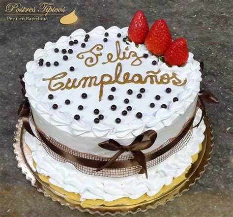 Foto de un pastel de cumpleaños decorado con elementos divertidos