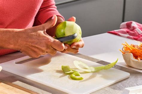 Ilustración de cómo cortar la manzana con mandolina