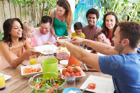 Familia o amigos disfrutando de una comida en una cocina exterior