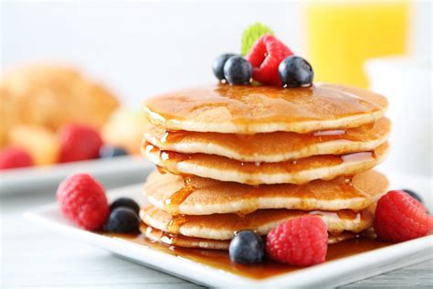 foto de hot cakes de harina de coco, sencillos y dorados, servidos con frutas variadas