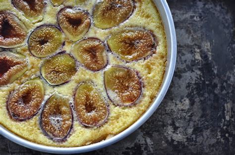 Tarta de ricota e higos recién horneada y decorada