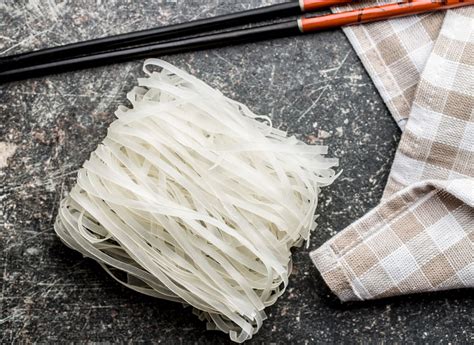 Variedad de fideos de arroz de diferentes grosores