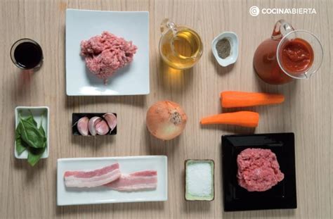 Esquema de los ingredientes principales: carne de ternera, panceta, cebolla, tomate y vino tinto.
