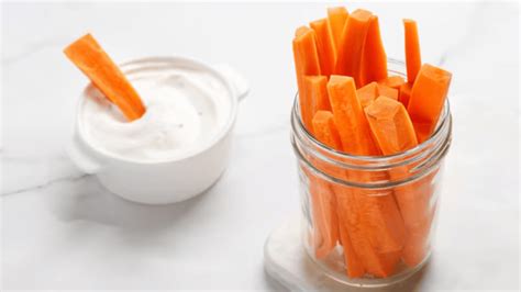 Foto de bastones de zanahoria crujientes servidos en un plato como snack saludable
