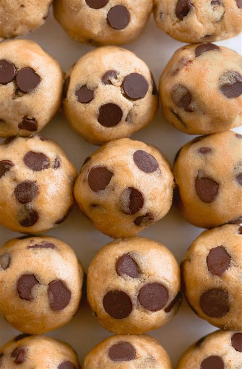 Bolas de masa de galleta con chips de chocolate dispuestas en una bandeja para hornear.