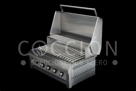 Fotografía profesional de una churrasquera de acero inoxidable instalada en una cocina industrial
