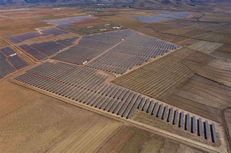 Fotografía aérea de una planta solar fotovoltaica en una zona desértica
