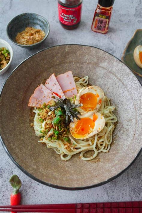 Abura Soba con toppings y condimentos