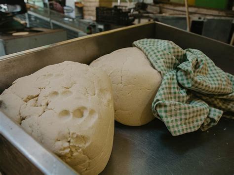 Infografía detallando el proceso de estirado y doblado de la masa para tortillas hojaldradas