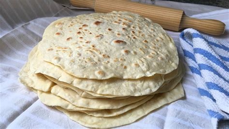Imagen de diferentes platillos (fajitas, burritos, quesadillas) servidos con tortillas de harina caseras