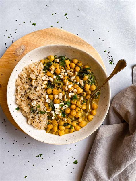 plato de curry vegano de garbanzos y espinacas con arroz basmati y un toque de cilantro fresco