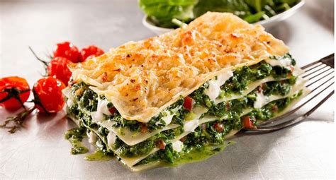 vista de una lasaña vegana de verduras recién horneada, con la bechamel dorada