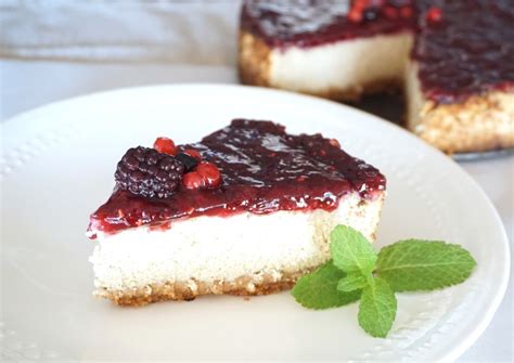 tarta de queso vegana con frutos rojos, desmoldada y lista para servir