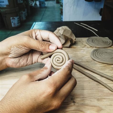 Ilustración de cómo se superponen los rollos de arcilla para la técnica del churro.