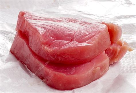 Imagen de un chef inspeccionando un filete de atún fresco