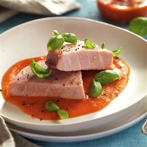 Foto de atún a la plancha con salsa fresca y hierbas