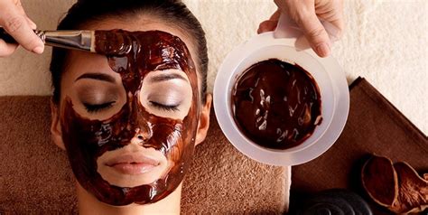 Ingredientes para mascarilla de cacao sobre una mesa de madera