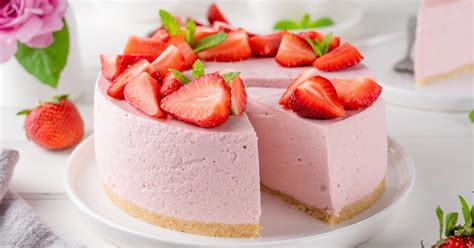 tarta de fresa y yogur en un molde individual