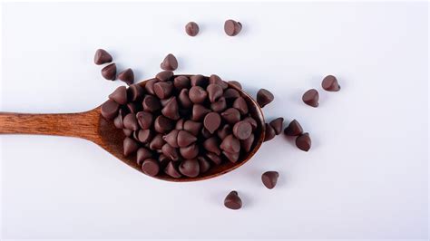 Foto de cerca de chispas de chocolate variadas (negras, con leche, blancas)