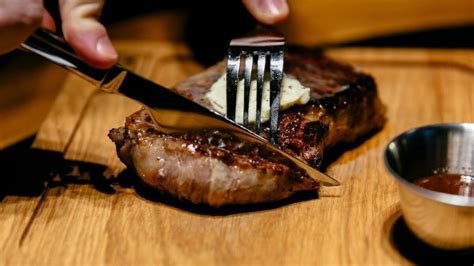 Ilustración: Errores comunes al cocinar hamburguesas a la barbacoa (aplastar, cortar)