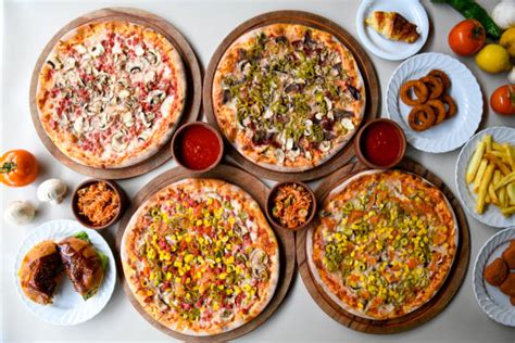 Fotografía de pizzas variadas de Dino's Pizza