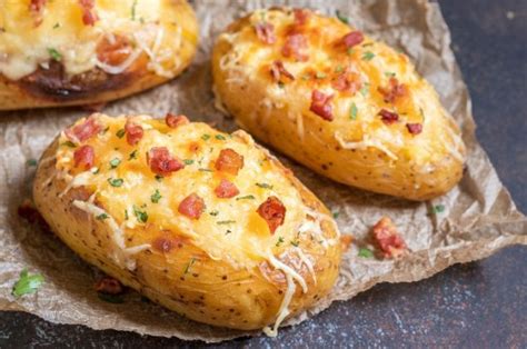 Foto de papas rellenas de jamón, queso y espinaca al horno recién salidas del horno
