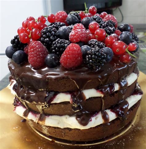 Tarta de chocolate de varias capas con relleno de mermelada y frutos rojos