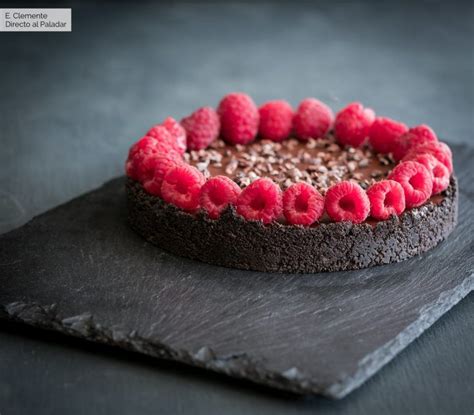 Tarta de chocolate decorada con frambuesas frescas y virutas de chocolate