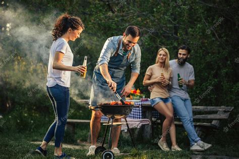 Familia y amigos disfrutando de una barbacoa al aire libre en Australia