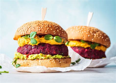 Hamburguesa australiana con remolacha, servida en un pan brioche
